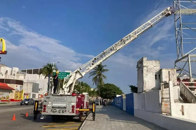¡Hombre araña jarocho! Primero trepa la Torre de Pemex y ahora un espectacular (+video) 